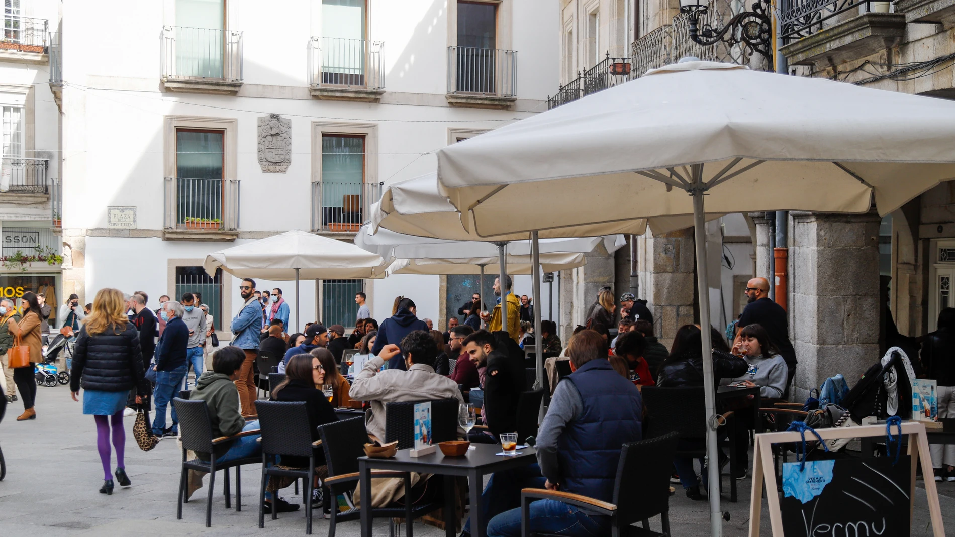 Grupos de comensales sentados en una terraza de un establecimiento