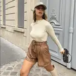 Natalia Osona con un outfit en tonos crema.