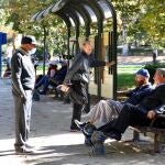Jubilados paseando y haciendo deporte por el Retiro, en Madrid