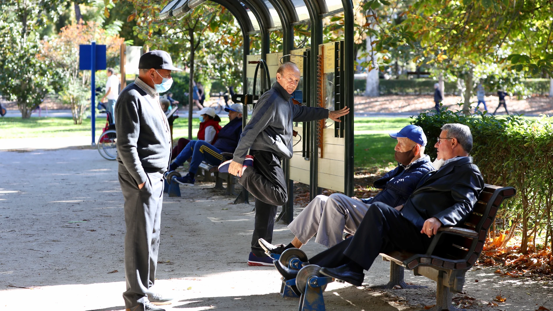 Jubilados paseando y haciendo deporte por el Retiro, en Madrid