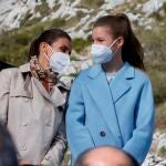 La reina Letizia (i) conversa con la infanta Sof&iacute;a (d) durante el acto de entrega de la distinci&oacute;n de Pueblo Ejemplar a Santa Mar&iacute;a del Puerto.