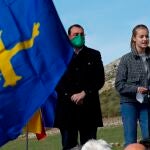 El presidente de Asturias, Adrián Barbón (i) y la princesa Leonor (d) durante el acto de entrega de la distinción de Pueblo Ejemplar a Santa María del Puerto.