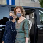 La Reina Sofía junto a su hermana, la princesa Irene, asisten a la Boda de Philippos de Grecia y Nina Flohr