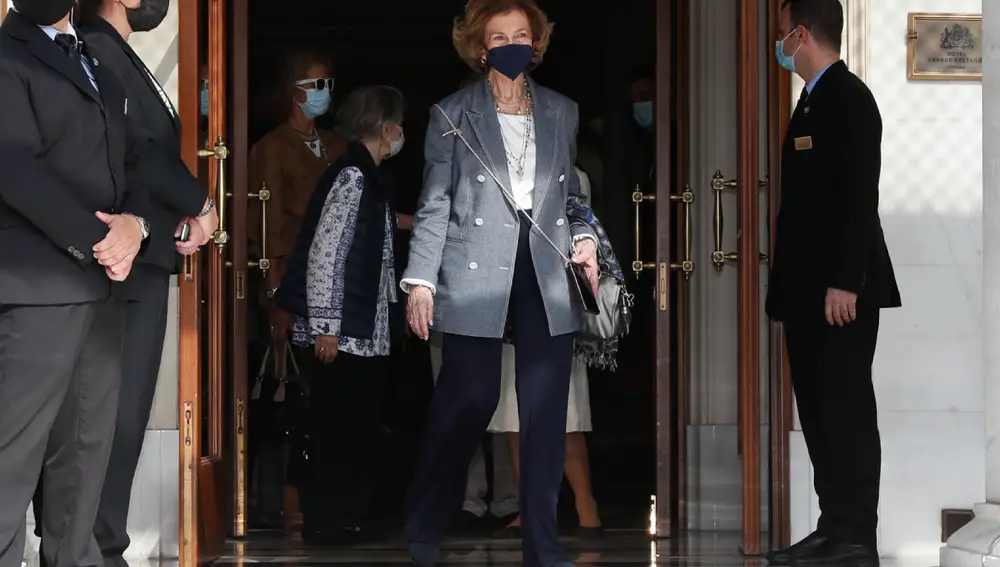 La Reina Sofía saliendo de su hotel en Atenas