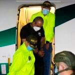 Fotografía cedida por la Policía Nacional de Colombia que muestra al número uno de la banda criminal del Clan del Golfo, Dairo Antonio Úsuga David, alias "Otoniel", a su llegada a Bogotá