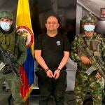 El número uno de la banda criminal del Clan del Golfo, también conocida como Los Urabeños, Dairo Antonio Úsuga David, alias "Otoniel", posterior a su captura en Carepa (Colombia).
