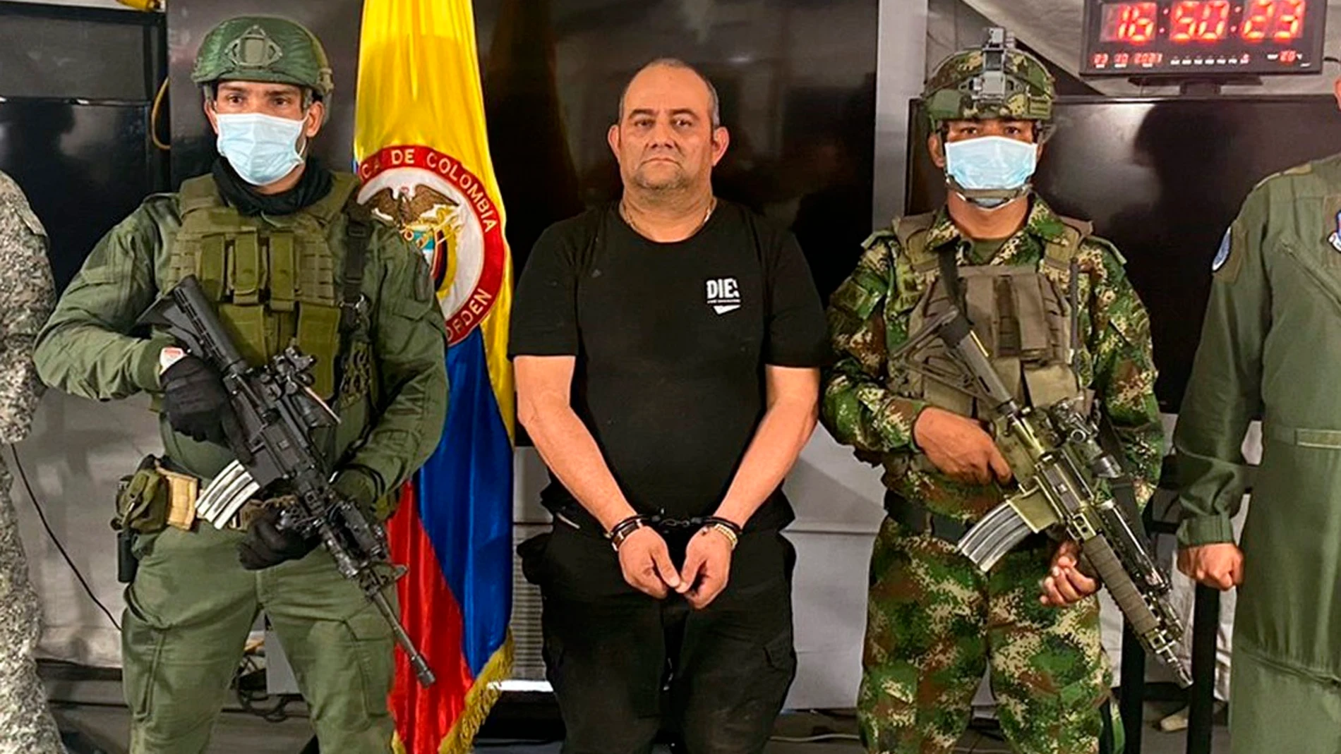 El número uno de la banda criminal del Clan del Golfo, también conocida como Los Urabeños, Dairo Antonio Úsuga David, alias "Otoniel", posterior a su captura en Carepa (Colombia).