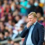 El entrenador del FC Barcelona Ronald Koeman durante el partido de la décima jornada de Liga que disputan FC Barcelona y el Real Madrid este domingo en el estadio Camp Nou de Barcelona
