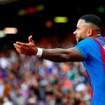 Memphis Depay muestra un gesto de impotencia en el Clásico