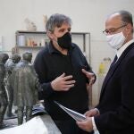 El presidente de las Cortes de Castilla y León, Luis Fuentes, visita el taller del imaginero y escultor zamorano Ricardo Flecha Barrio, autor de la obra "Albores de Libertad. Comuneros V Centenario", que recibió el rey Felipe VI
