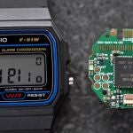 El Casio F-91W convertido en el Sensor Watch y su circuitería interna.