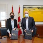 La consejera de Educación, Rocío Lucas, firma un convenio con la Fundación Telefónica