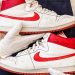 Un empleado de Sotheby's con las zapatillas de Jordan