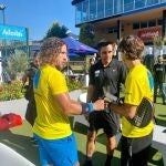 El excapitán del FC Barcelona y el jugador profesional de pádel Fernando Belasteguín, en el V Torneo Benéfico de Pádel XAP para recaudar fondos para el SJD Pediatric Cancer Center@CLUBJUNIOR1917