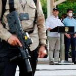 El presidente de Colombia, Iván Duque (c), junto a su ministro de Defensa, Digo Molano, ofrece un discurso durante un encuentro con las tropas que participaron en el operativo que llevó a la captura ayer del jefe de la banda criminal del Clan del Golfo, Dairo Antonio Úsuga alias "Otoniel"