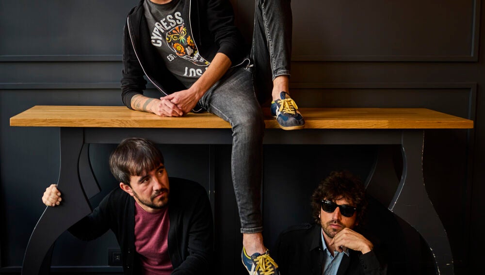 Noni (arriba), voz de Lori Meyers, junto al guitarrista, izquierda, y el batería