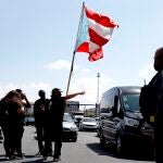USA2931. SAN JUAN (PUERTO RICO), 26/10/2021.- Miembros del colectivo "Jornada: se acabaron las promesas" y otros ciudadanos protestan cortando el tráfico hoy, en la avenida Luis Muñoz Rivera y la entrada a la isleta del Viejo San Juan (Puerto Rico). La protesta contra el Plan de Ajuste de la Deuda (PDA) de la isla se lleva acabo a pocas horas de que el Senado lleve a votación el Proyecto de la Cámara 1003. EFE/ Thais Llorca