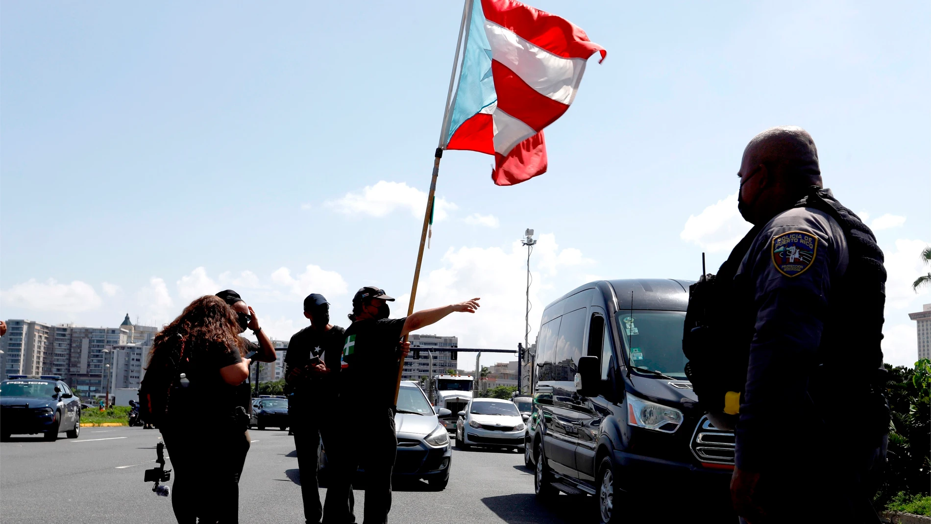 USA2931. SAN JUAN (PUERTO RICO), 26/10/2021.- Miembros del colectivo "Jornada: se acabaron las promesas" y otros ciudadanos protestan cortando el tráfico hoy, en la avenida Luis Muñoz Rivera y la entrada a la isleta del Viejo San Juan (Puerto Rico). La protesta contra el Plan de Ajuste de la Deuda (PDA) de la isla se lleva acabo a pocas horas de que el Senado lleve a votación el Proyecto de la Cámara 1003. EFE/ Thais Llorca