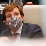 El alcalde de Madrid, José Luis Martínez-Almeida, en la sesión plenaria del Ayuntamiento de Madrid en el Palacio de Cibeles