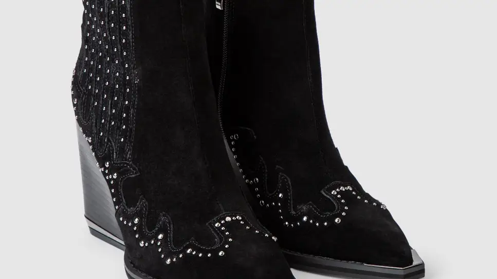 Botines de mujer de color negro con aplique en puntera, de Alma en Pena