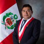 AME1971. LIMA (PERÚ), 25/10/2021.- Fotografía cedida hoy por el Congreso del Perú que muestra al congresista del partido Perú Libre Fernando Herrera. La sesión de investidura del renovado Gobierno del presidente de Perú, Pedro Castillo, fue suspendida repentinamente este lunes por la muerte del congresista del partido Perú Libre Fernando Herrera. El parlamentario pereció cuando habían pasado dos horas de debate en el hemiciclo, tras la presentación de las políticas generales del Ejecutivo realizada por la mañana por la primera ministra, Mirtha Vásquez. EFE/Congreso de la República del Perú /SOLO USO EDITORIAL /SOLO DISPONIBLE PARA ILUSTRAR LA NOTICIA QUE ACOMPAÑA (CRÉDITO OBLIGATORIO)