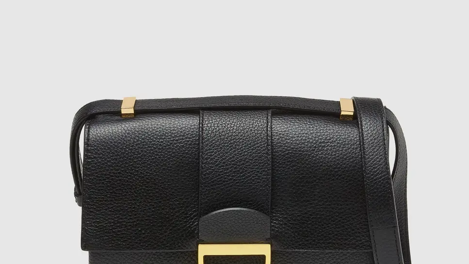 Bandolera de mujer de piel granulada en negro con solapa, de Coccinelle