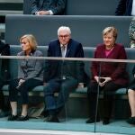 La hasta hoy canciller Angela Merkel en la bancada de las visitas del Bundestag