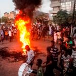 Ciudadanos sudaneses se manifestaron este martes en las calles de Jartum contra el golpe de Estado liderado por el general Abdel Fattah al-Burhan