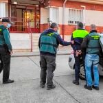 Momento del arresto en Palencia de un hombre de 33 años que acosaba a su ex pareja llamándola por teléfono desde números ocultos y compartiendo sus datos en páginas de contactos que posteriormente la requerían para contratar servicios sexuales