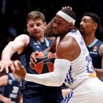 Gudaitis y Yabusele tratan de hacerse con la posesión en un reciente Zenit-Real Madrid