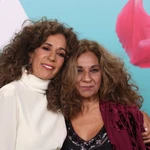 GRAF1251. MADRID, 27/10/2021.- Las cantantes Rosario (i) y Lolita Flores posan a su llegada al estreno del documental "Lola", hoy miércoles en la Fundación Pons, en Madrid. EFE/Kiko Huesca