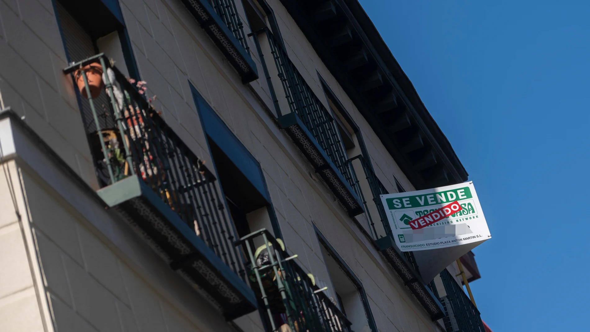 Cartel de venta en un edificio de la capital