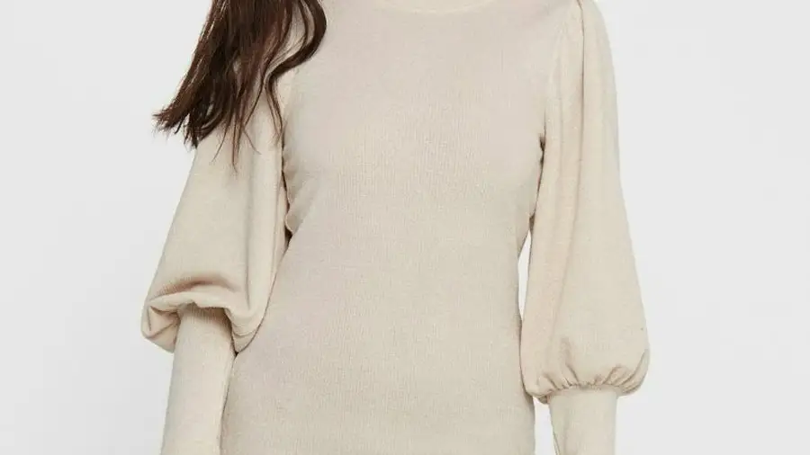 Vestido de punto en color crudo.