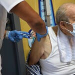 Los pacientes inmunodeprimidos han de recibir una cuarta dosis cinco meses después de la tercera