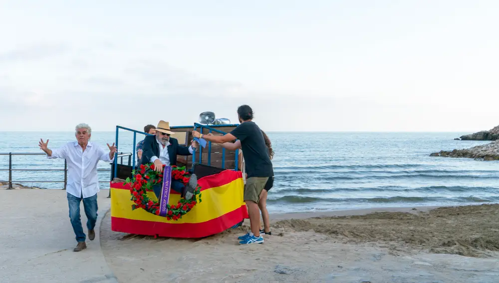 Intercalando las entrevistas, el archivo y la narración con un viaje berlanguiano, protagonizado por Antonio Resines, "Berlanga!!" retrata al poliédrico director en todas sus vertientes