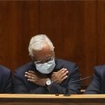 El primer ministro Antonio Costa reacciona tras el aplauso de la bancada socialista tras su discurso antes de la votación