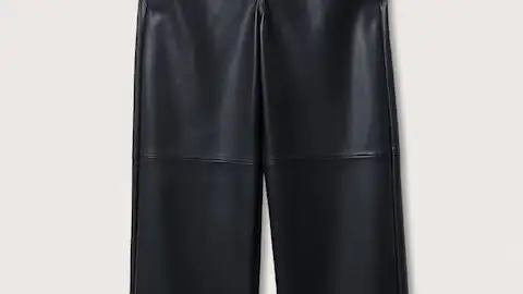 Pantalón tiro alto efecto piel, de Mango