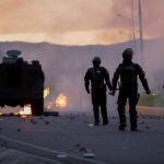 -FOTODELDÍA- AME2505. SAQUISILÍ (ECUADOR), 27/10/2021.- Manifestantes se enfrentan hoy con la policía durante las protestas en la localidad de Saquisilí (Ecuador). Alentados por el movimiento indígena, manifestantes ecuatorianos bloquearon este miércoles al menos una docena de carreteras, y entre ellas el acceso norte a Quito, mientras el presidente Guillermo Lasso instaba nuevamente al "diálogo" para solucionar los problemas económicos y sociales. EFE/Santiago Fernández