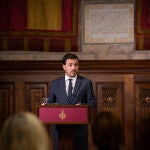 El ministro de Consumo, Alberto Garzón, en una rueda de prensa posterior a una reunión con la alcaldesa de Barcelona, en el Ayuntamiento de la ciudad, a 28 de octubre de 2021, en Barcelona, Catalunya (España). El ministro ha anunciado que un real decreto regulará la emisión publicitaria de alimentos y bebidas "no saludables" dirigida a público infantil y adolescente, y afectará a la publicidad en televisión, radio, salas de cine, Internet, redes sociales, webs y apps con contenidos dirigidos a menores de 16 años. El titular de Consumo ha enmarcado este anuncio en el papel de Barcelona como Capital Mundial de la Alimentación Sostenible 2021.
