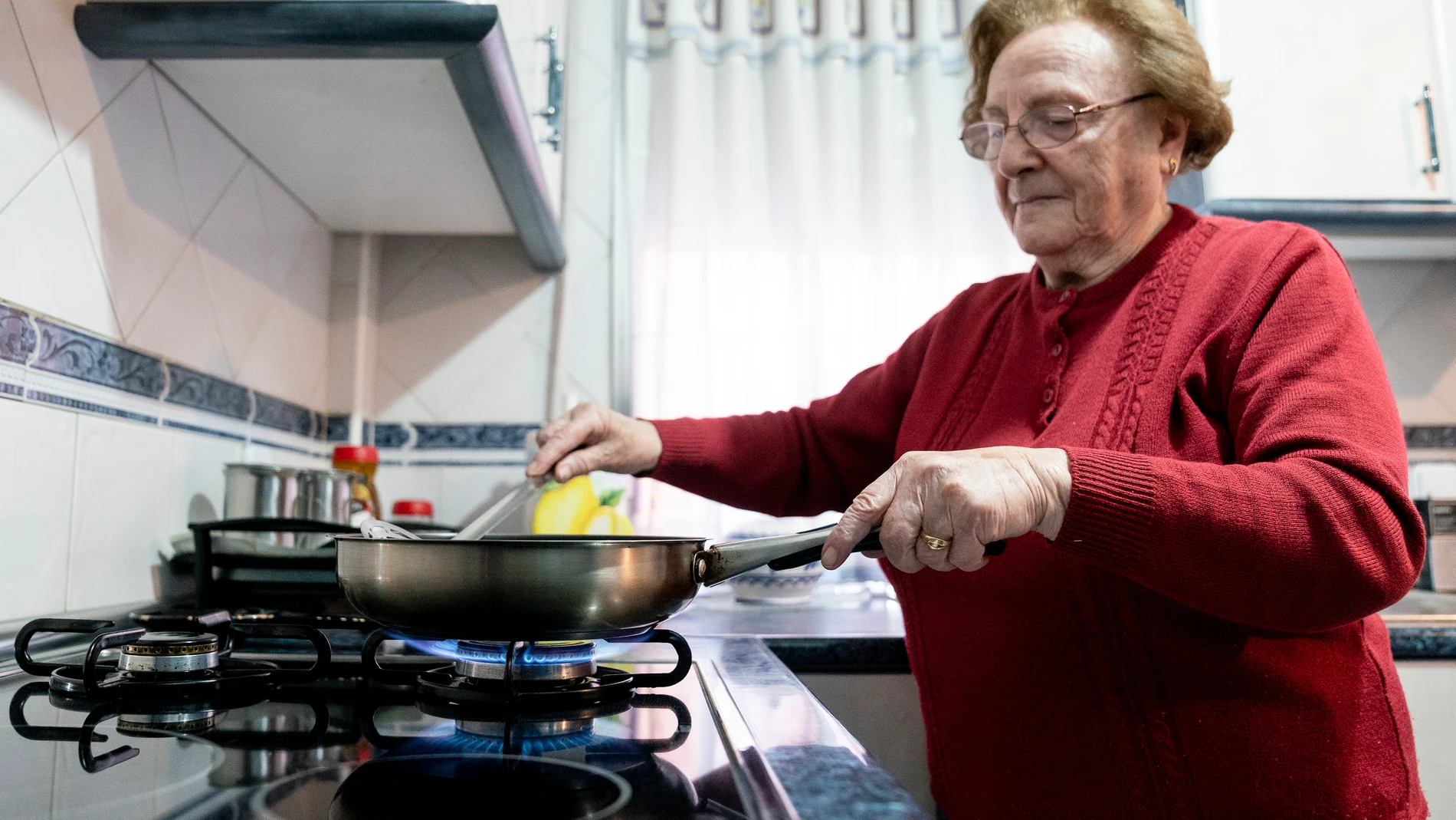 Una mujer prepara comida sobre un fuego de cocina de gas butano. Cézaro De Luca / Europa Press