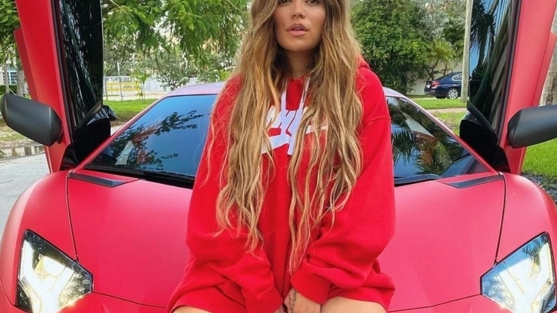 Karol G con uno de sus Ferrari