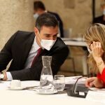 El presidente del Gobierno, Pedro Sánchez conversa con la vicepresidenta segunda y ministra de Trabajo, Yolanda Díaz