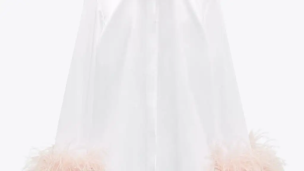 Camisa popelín blanca con detalle de plumas rosas en los puños, de Zara