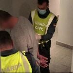 Momento en el que la Guardia Civil detiene al acusado de asesinar anoche a un niño de 9 años en Lardero