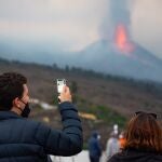 El volcán de Cumbre Vieja en La Palma se ha convertido en este puente en un gran atractivo turístico