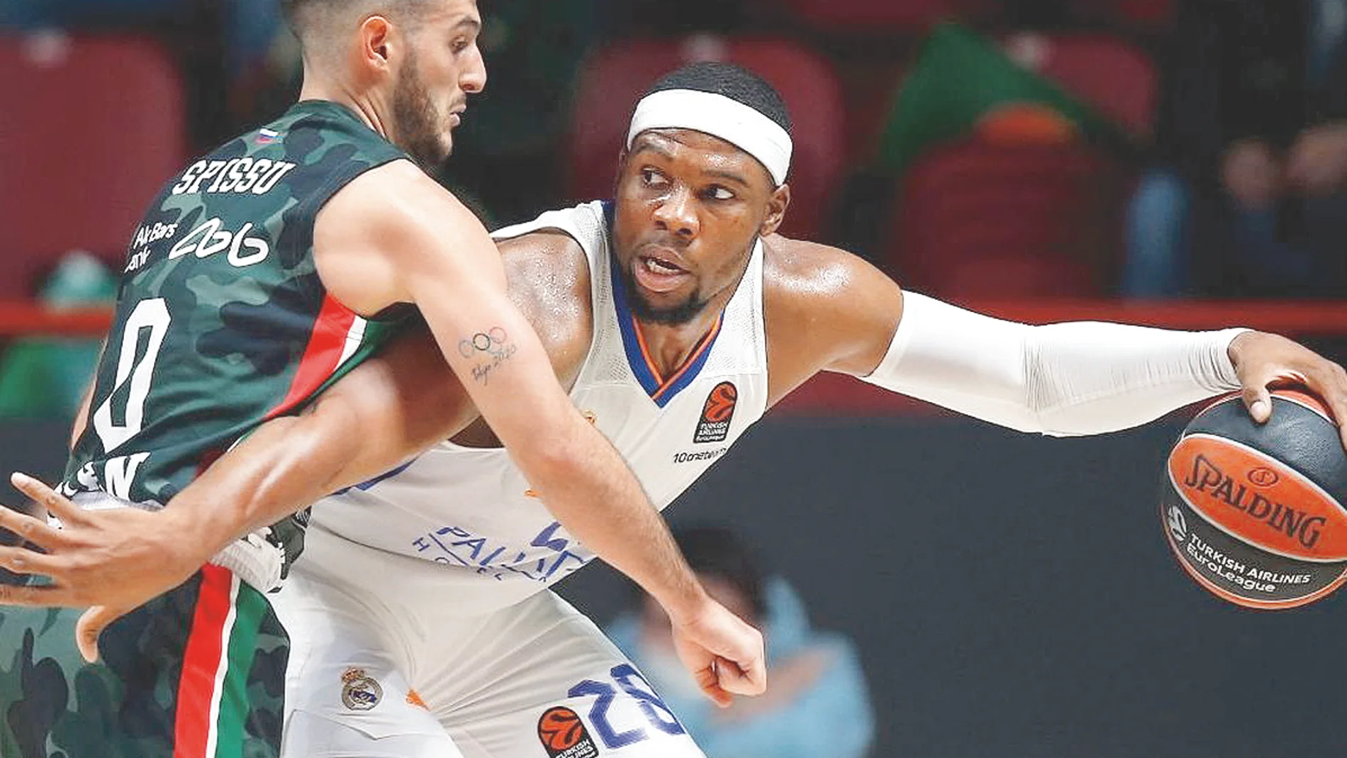 Yabusele protege la pelota con el cuerpo durante el encuentro entre el Unics Kazán y el Real Madrid
