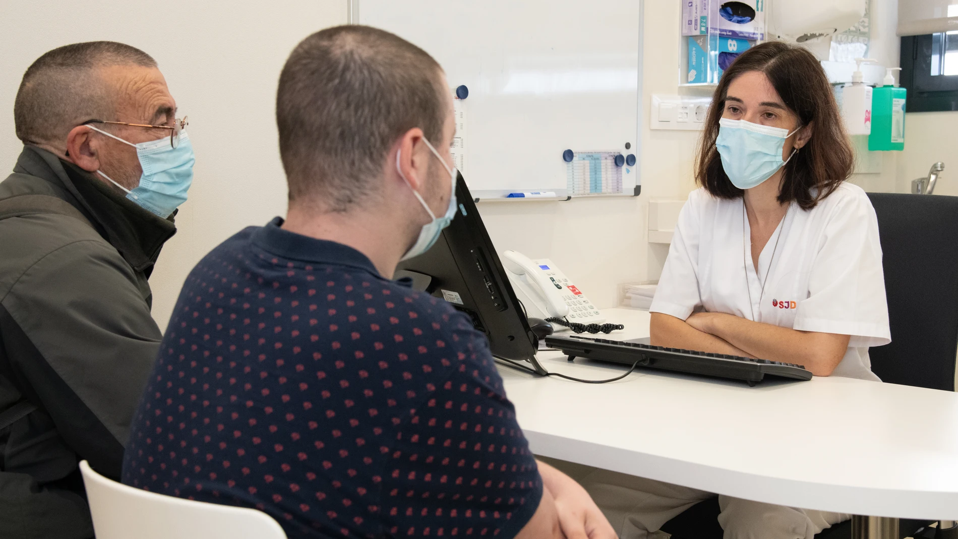 La doctora González pasa consulta al primer paciente pediátrico al que se le ha administrado el tratamiento trombolítico intravenoso en Cataluña