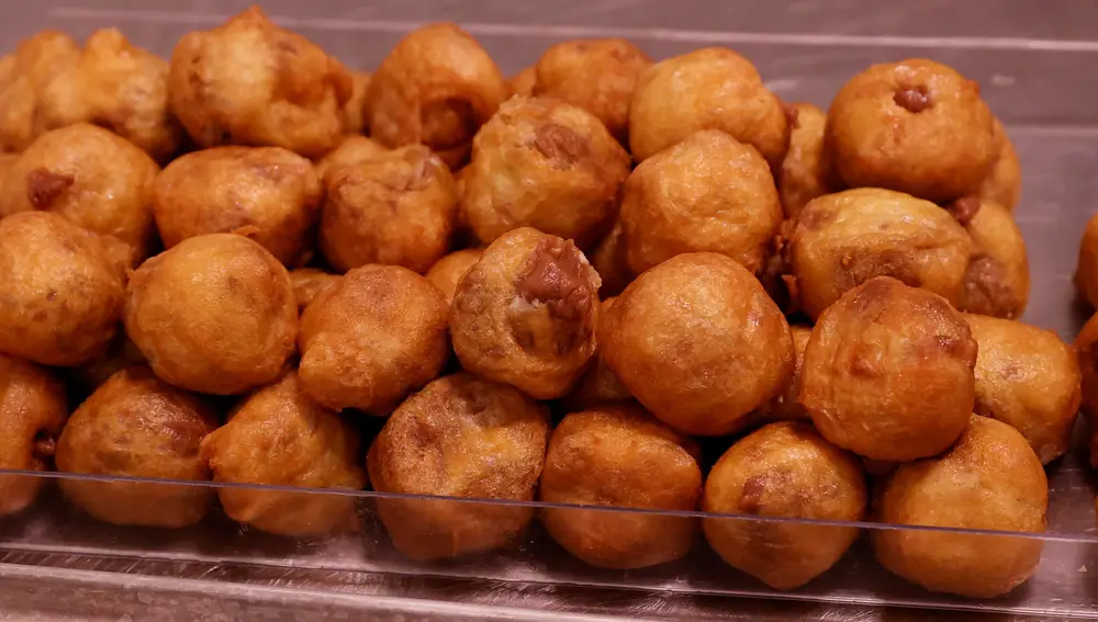 MADRID, 30/10/2021.- Buñuelos de viento a la venta en la pastelería La Mallorquina en la Glorieta de Quevedo, Madrid, este sábado. Los buñuelos, masa frita de harina, leche, huevos y azúcar, rellena de crema, nata, chocolate "o lo que se tercie", empezaron a consumirse en palacios y conventos durante la Edad Media, extendiéndose más tarde su elaboración a casas particulares y después a obradores de pastelería y se dice que cuando comes uno sacas a un alma del purgatorio. EFE/ J.J.Guillen