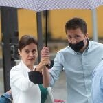 SEVILLA, 30/10/2021.- La coordinadora general de Más País Andalucía, Esperanza Gómez (ci), y el portavoz parlamentario de Más País, íñigo Errejón (d), a su llegada a la II Asamblea de Más País Andalucía, que se celebra en Sevilla, este sábado. Errejón ha calificado de "enrevesada y recargada" la polémica en torno a la reforma laboral, y ha considerado que terminará "cuando (Pedro) Sánchez hable con claridad". EFE/ Raúl Caro.