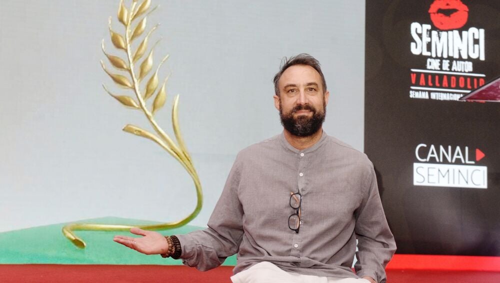 VD01.VALLADOLID.30/10/2021.- El director suizo Fred Baillif ha ganado el Premio Ribera del Duero de la 66ª Semana Internacional de Cine de Valladolid al mejor director por "The Fam" (La Mif), cinta en la que una vez más dirige a actores no profesionales, este sábado en Valladolid. EFE/ Nacho Gallego